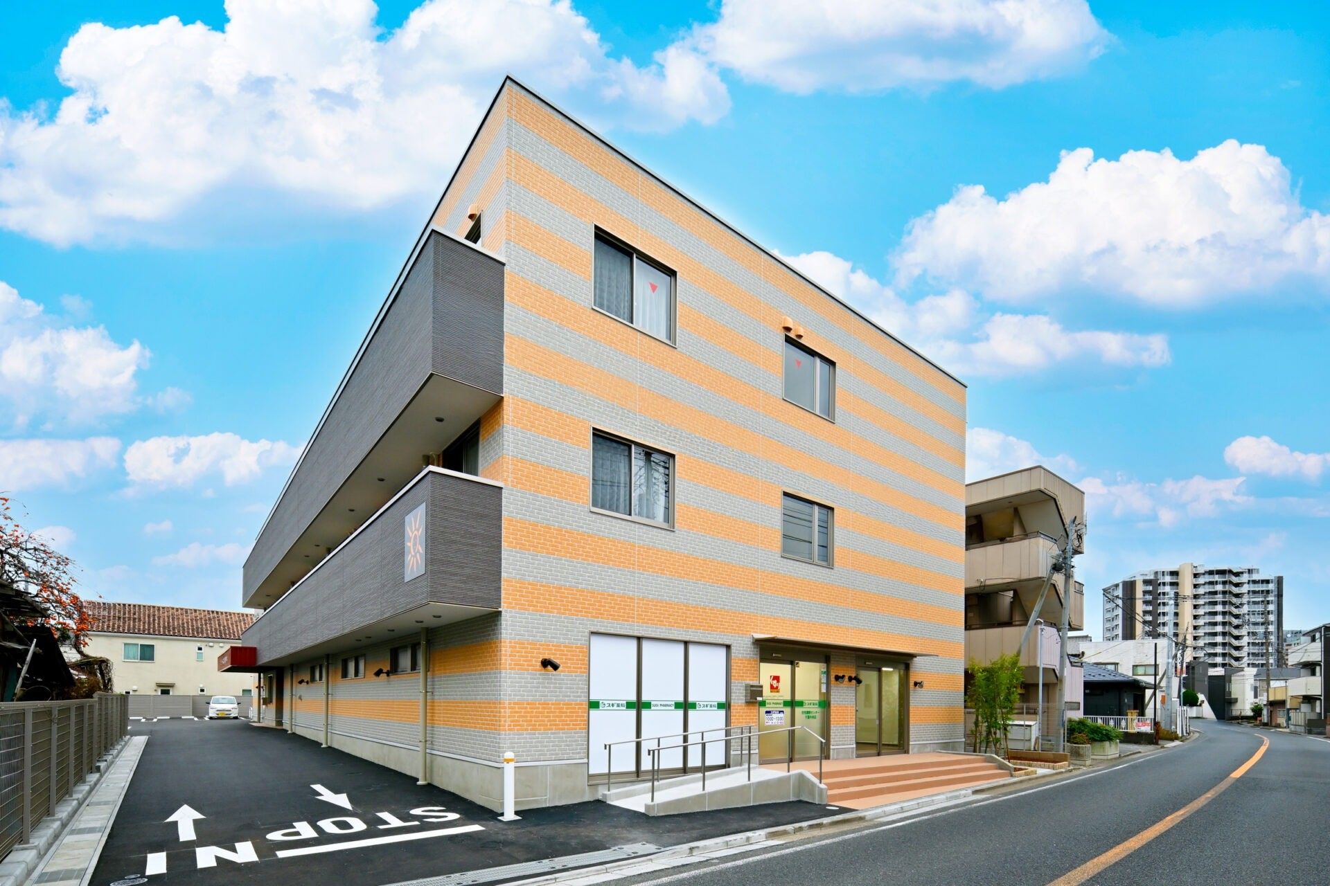 三階建ての建物外観
