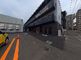広い駐車スペースのある建物外観