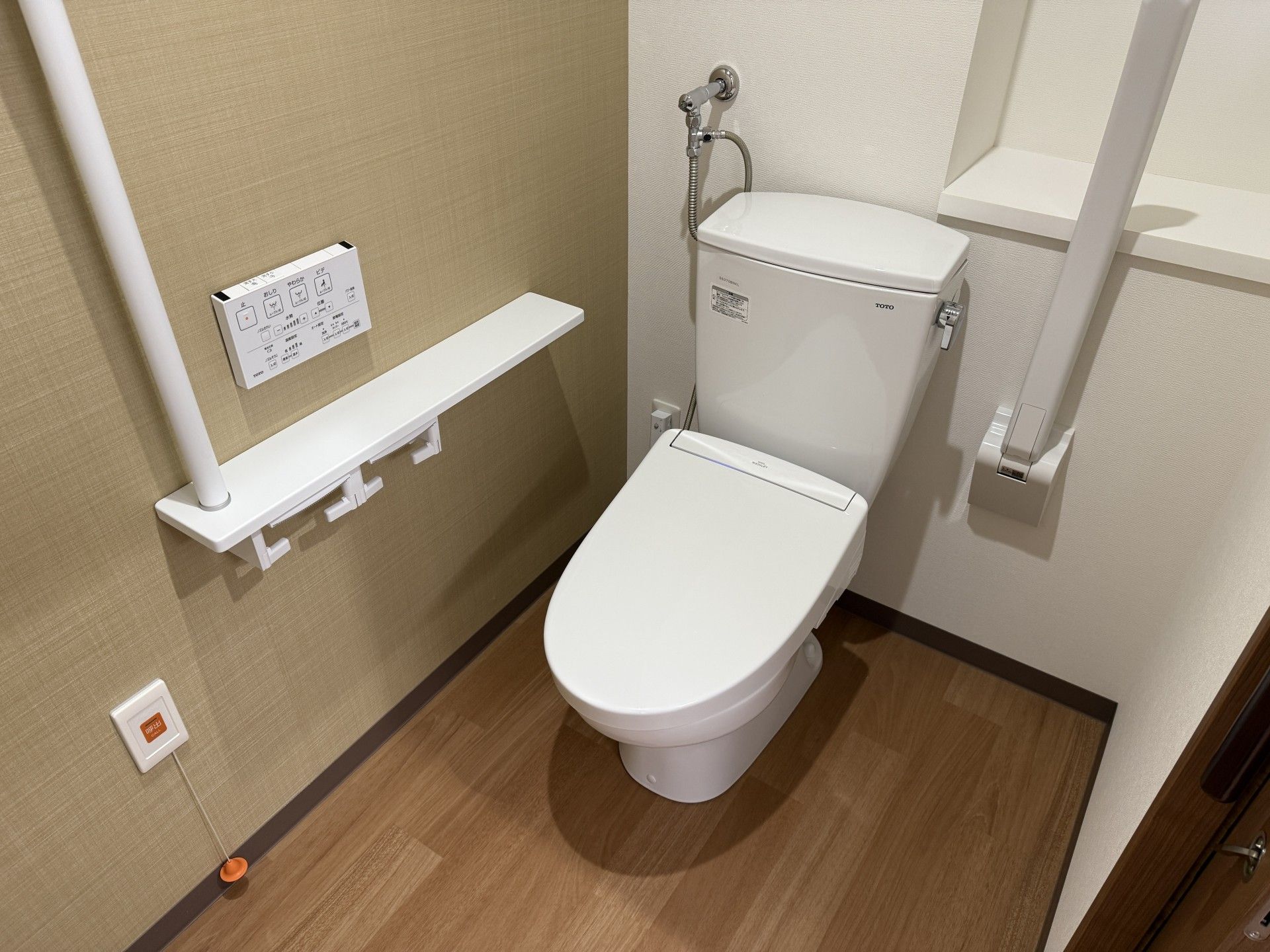 手すり付きのトイレ