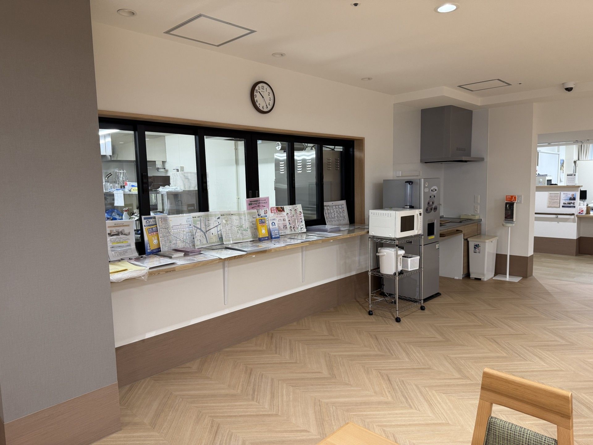 案内資料が並ぶカウンター