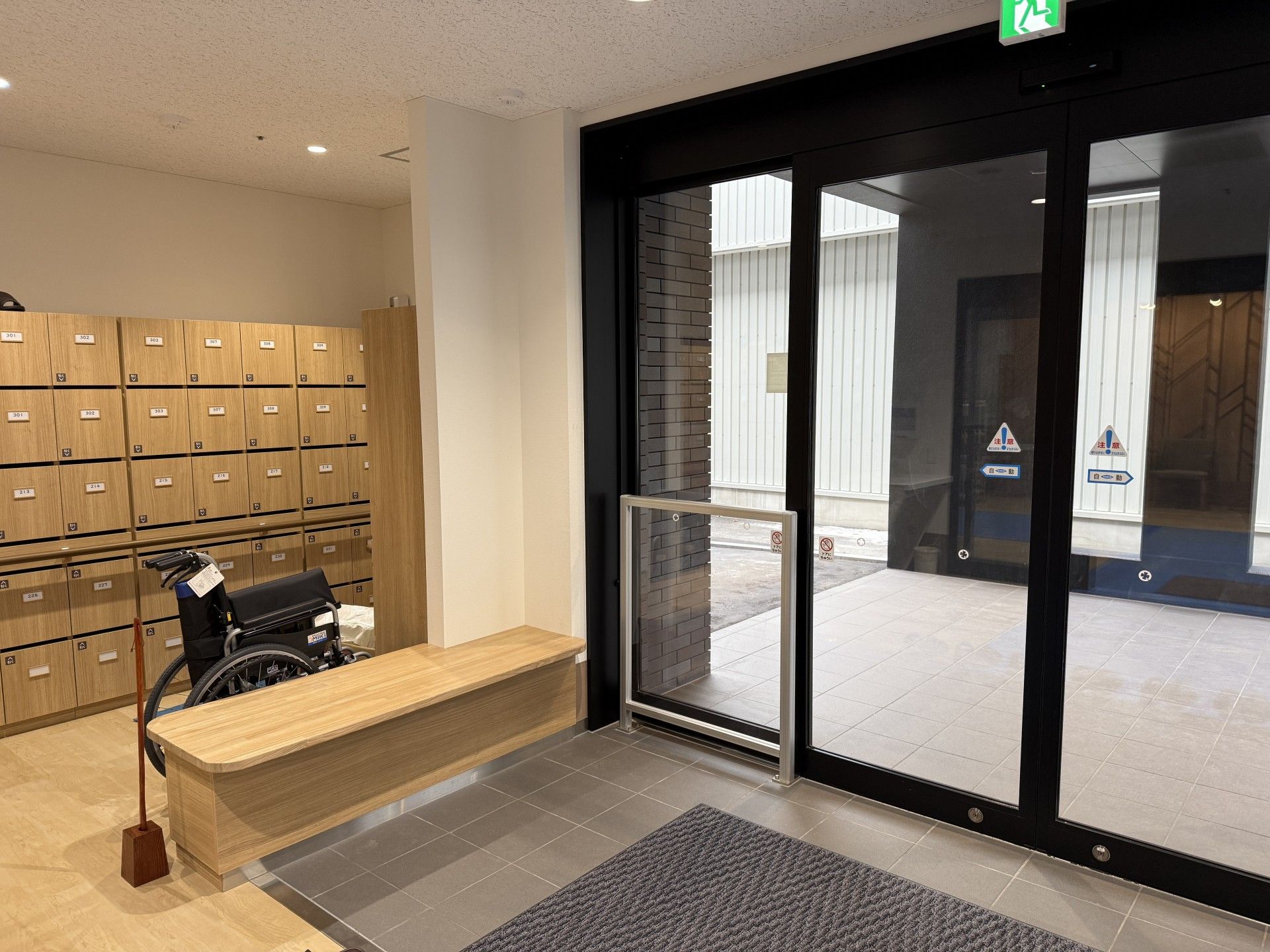 車椅子とロッカーのある入口