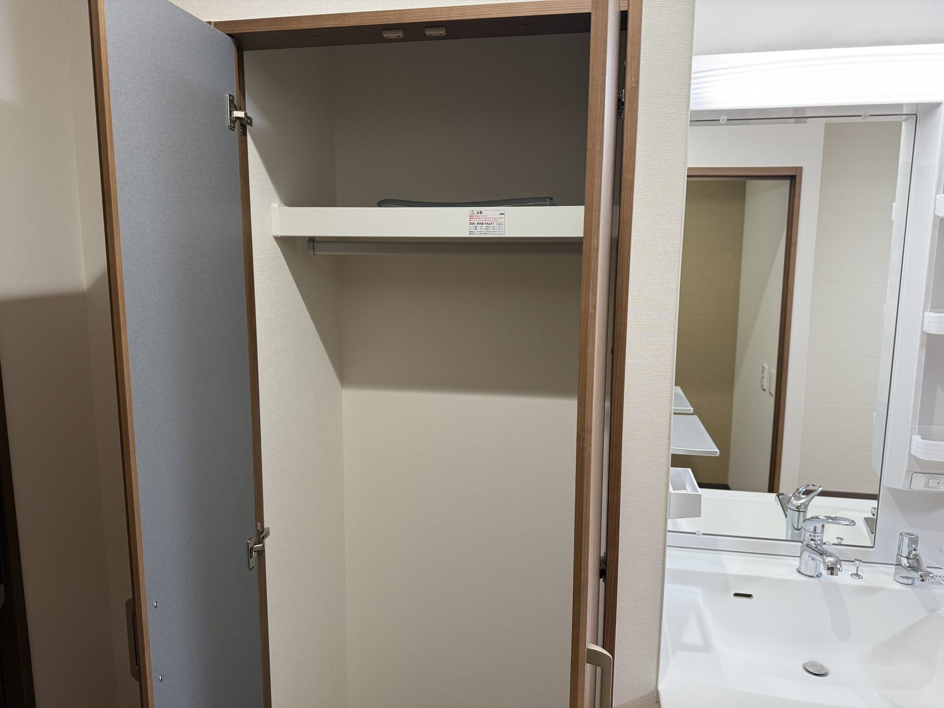 洗面台と収納棚