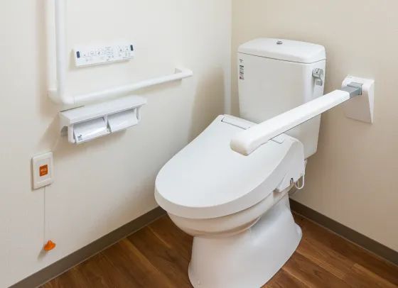 手すり付きのトイレ