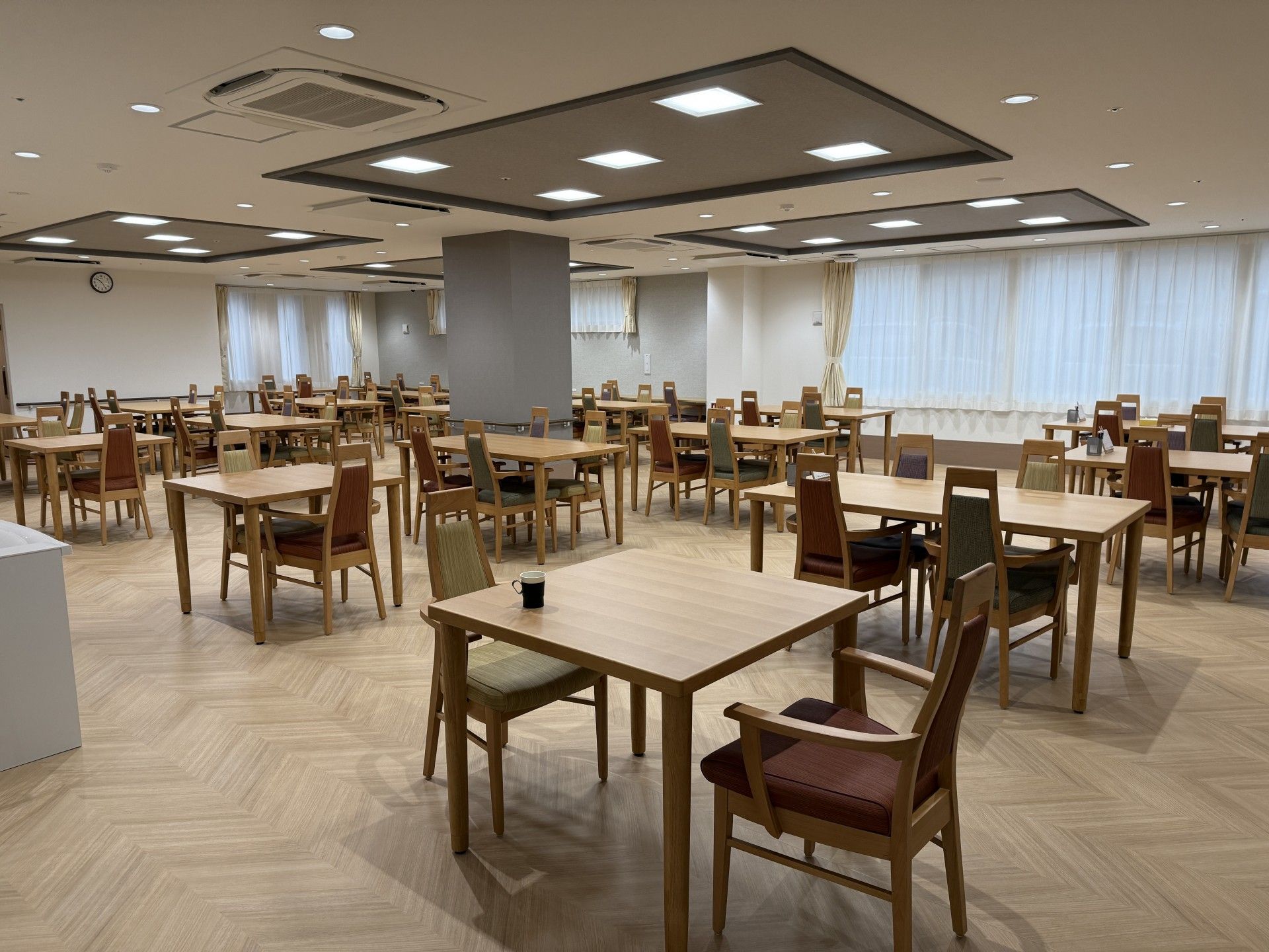 広々とした食事スペース