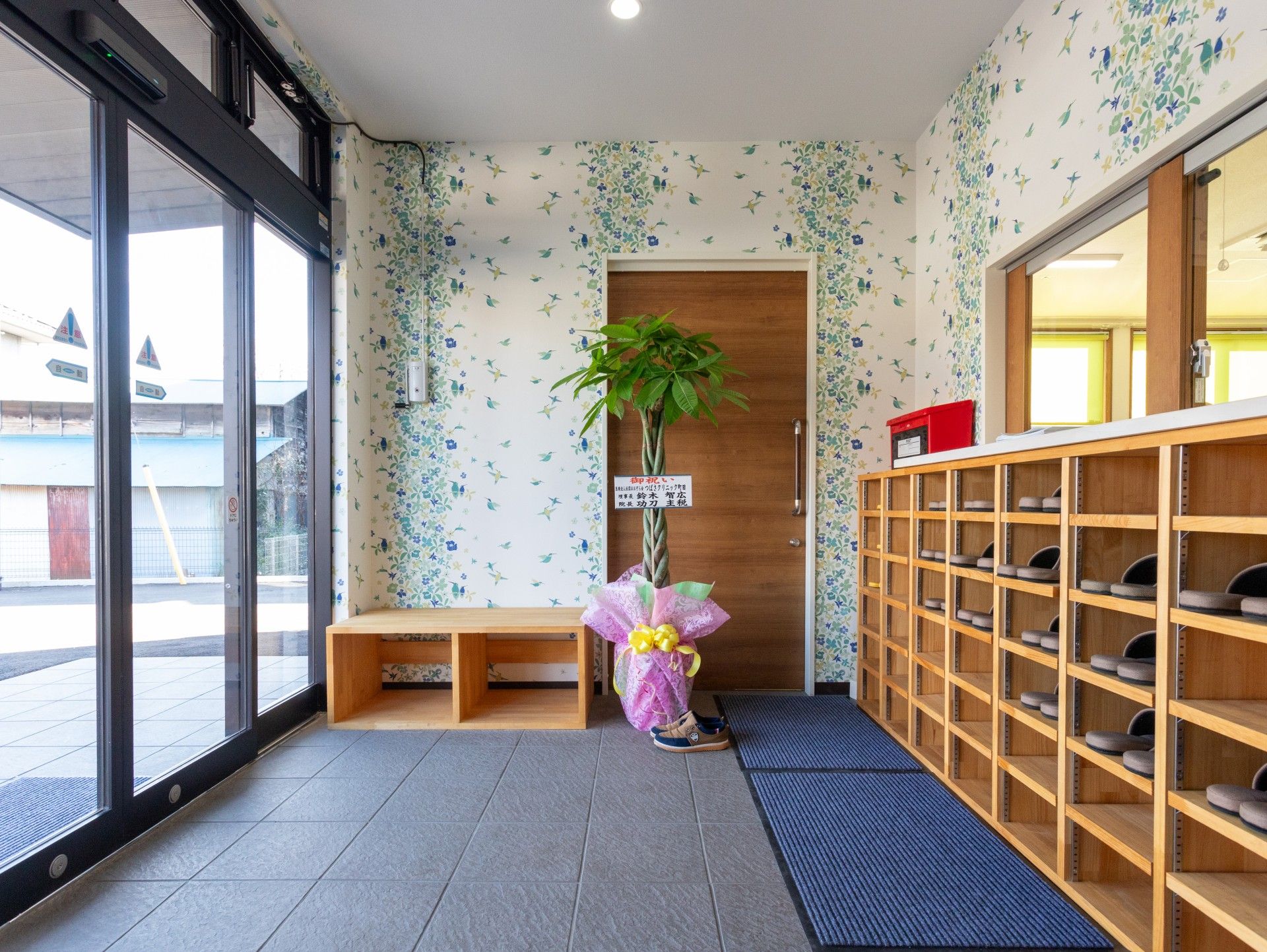 明るい玄関の様子