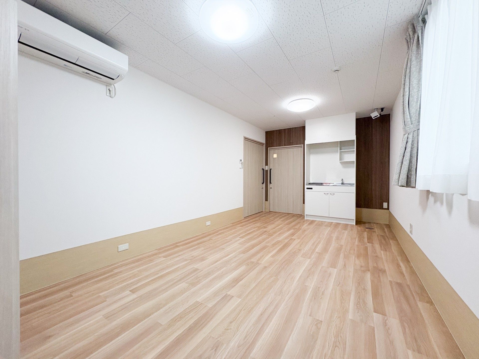 明るい個室の様子