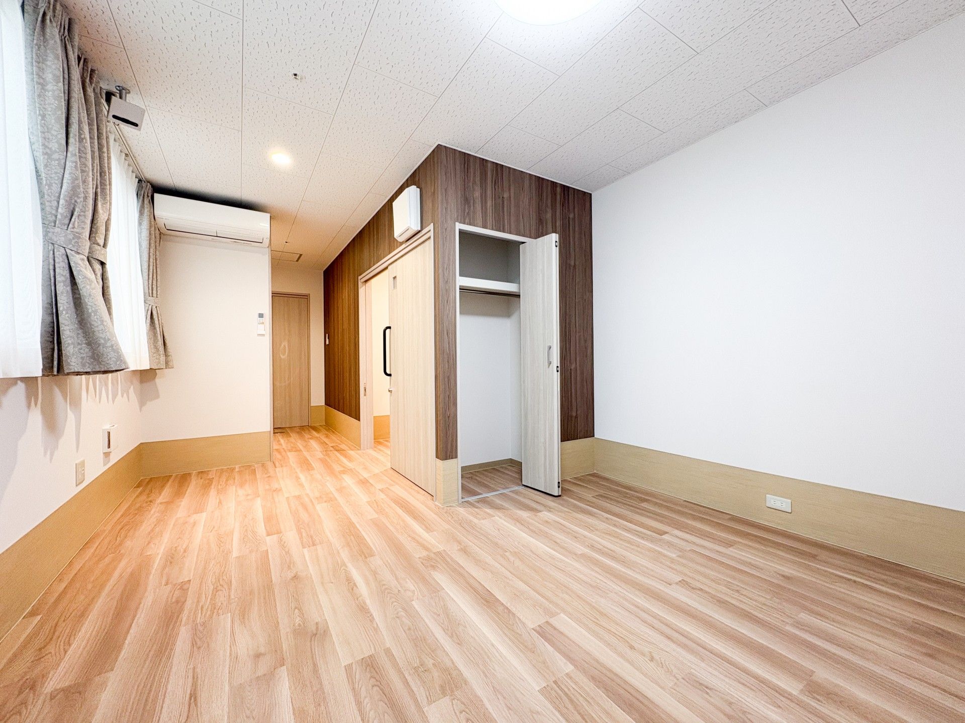 明るい個室の内部