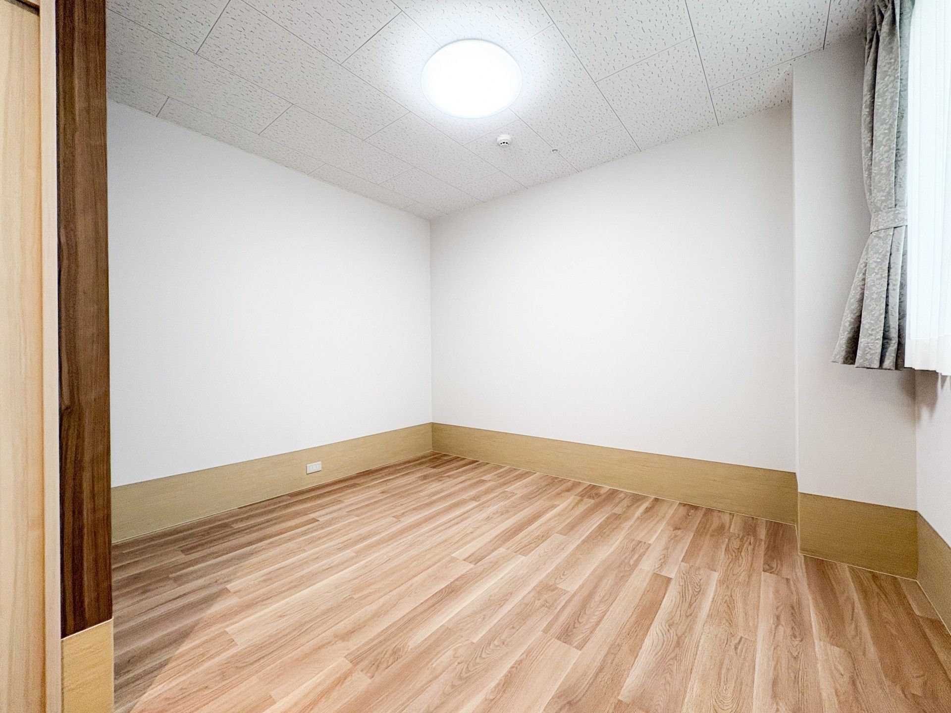 明るい個室の一角