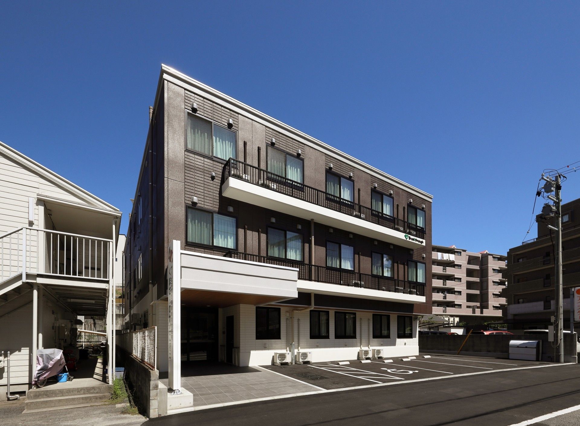 三階建ての建物外観