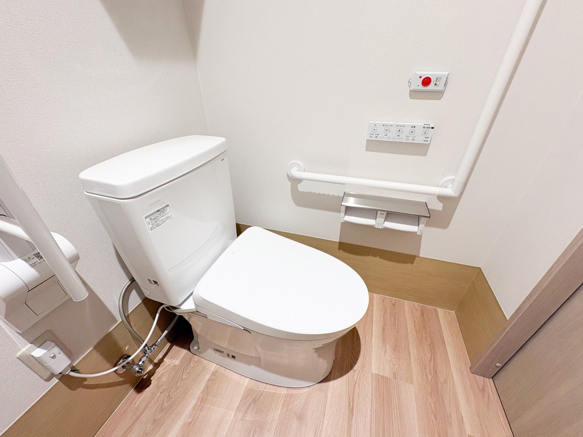 手すり付きのトイレ