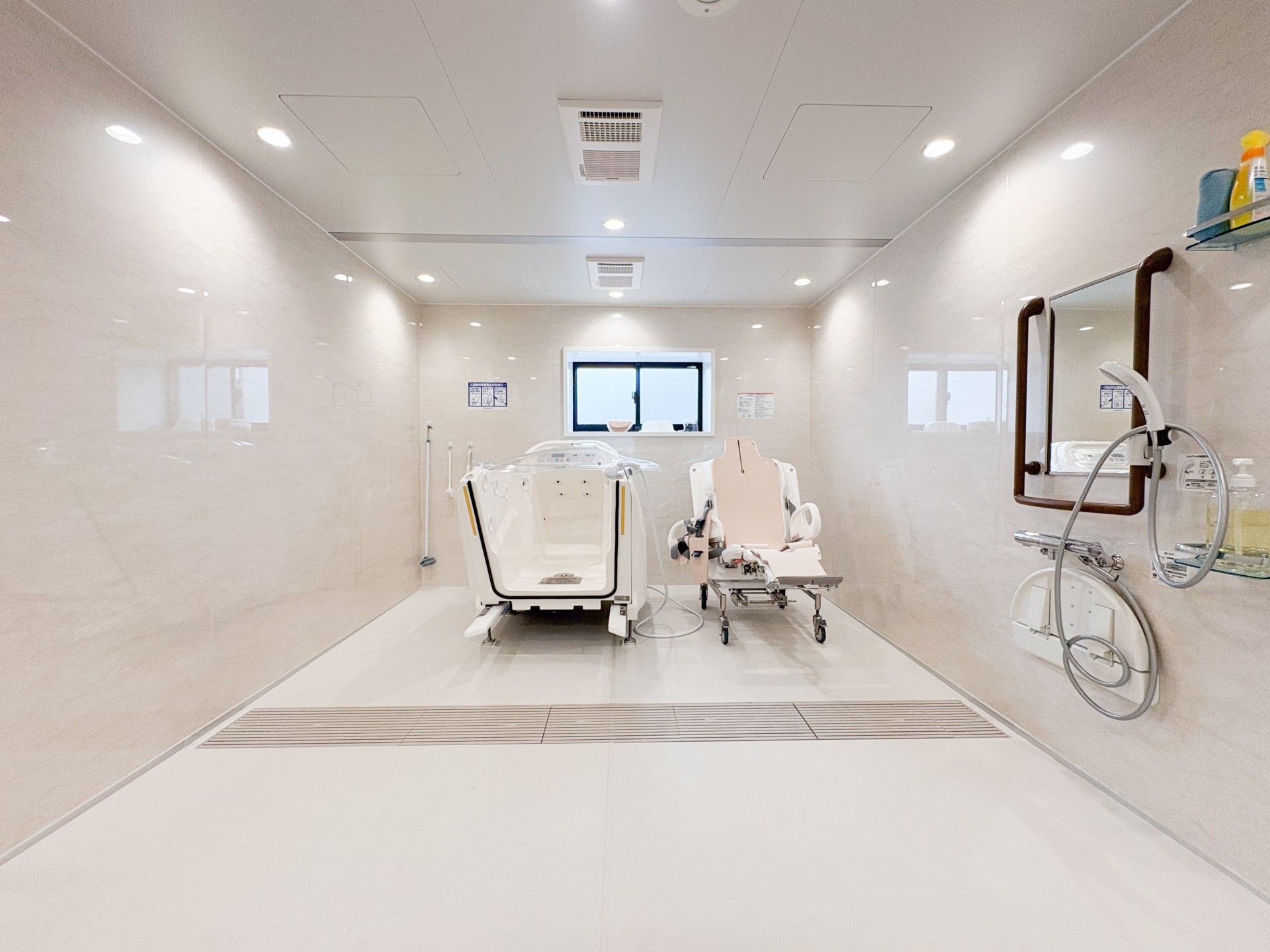 広々とした浴室