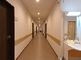 明るく広々とした廊下