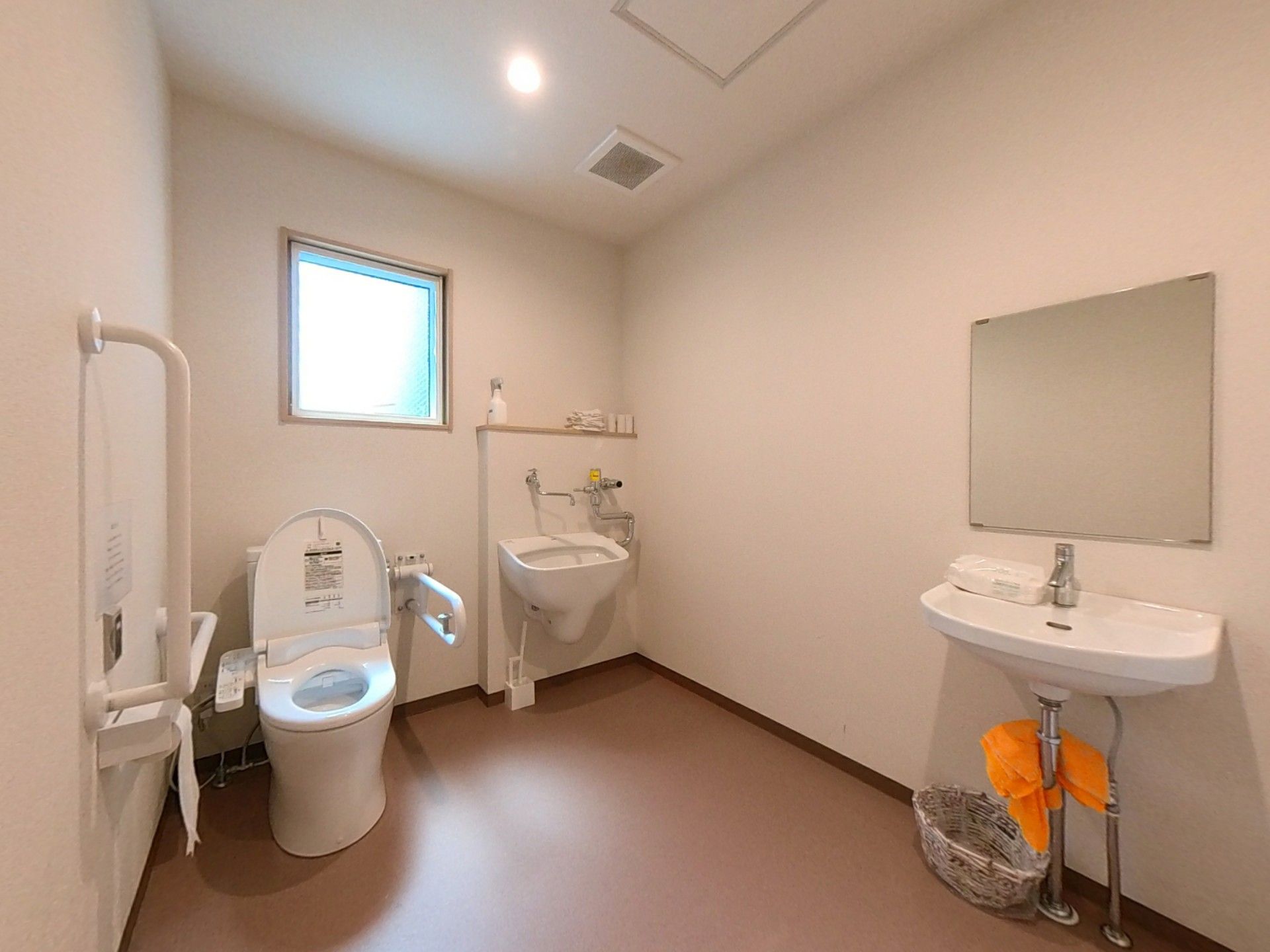 手すり付きのトイレ