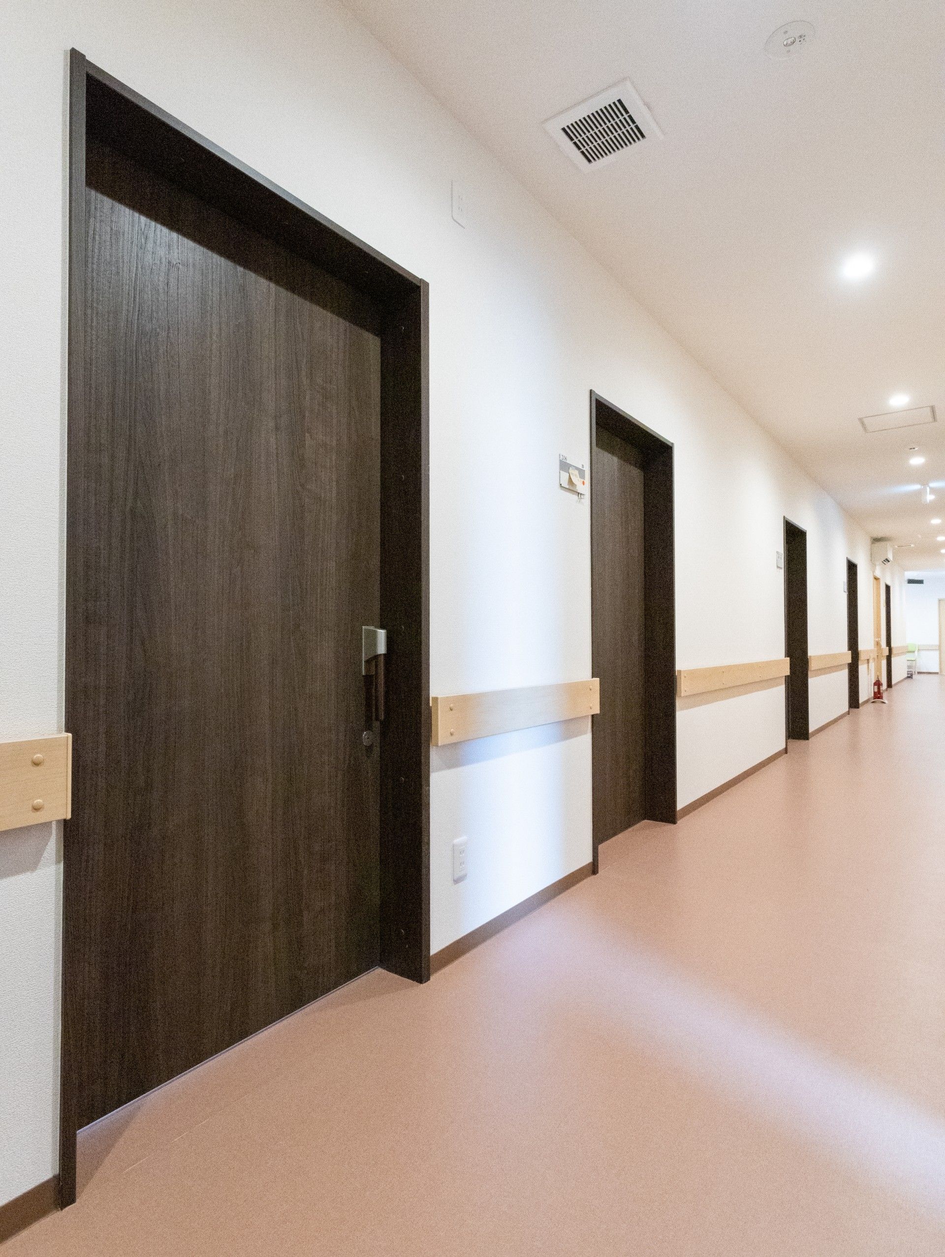 落ち着いた色合いの廊下