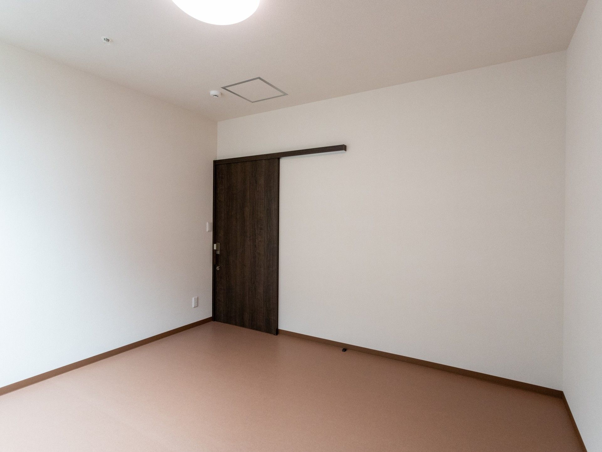 シンプルな個室の扉