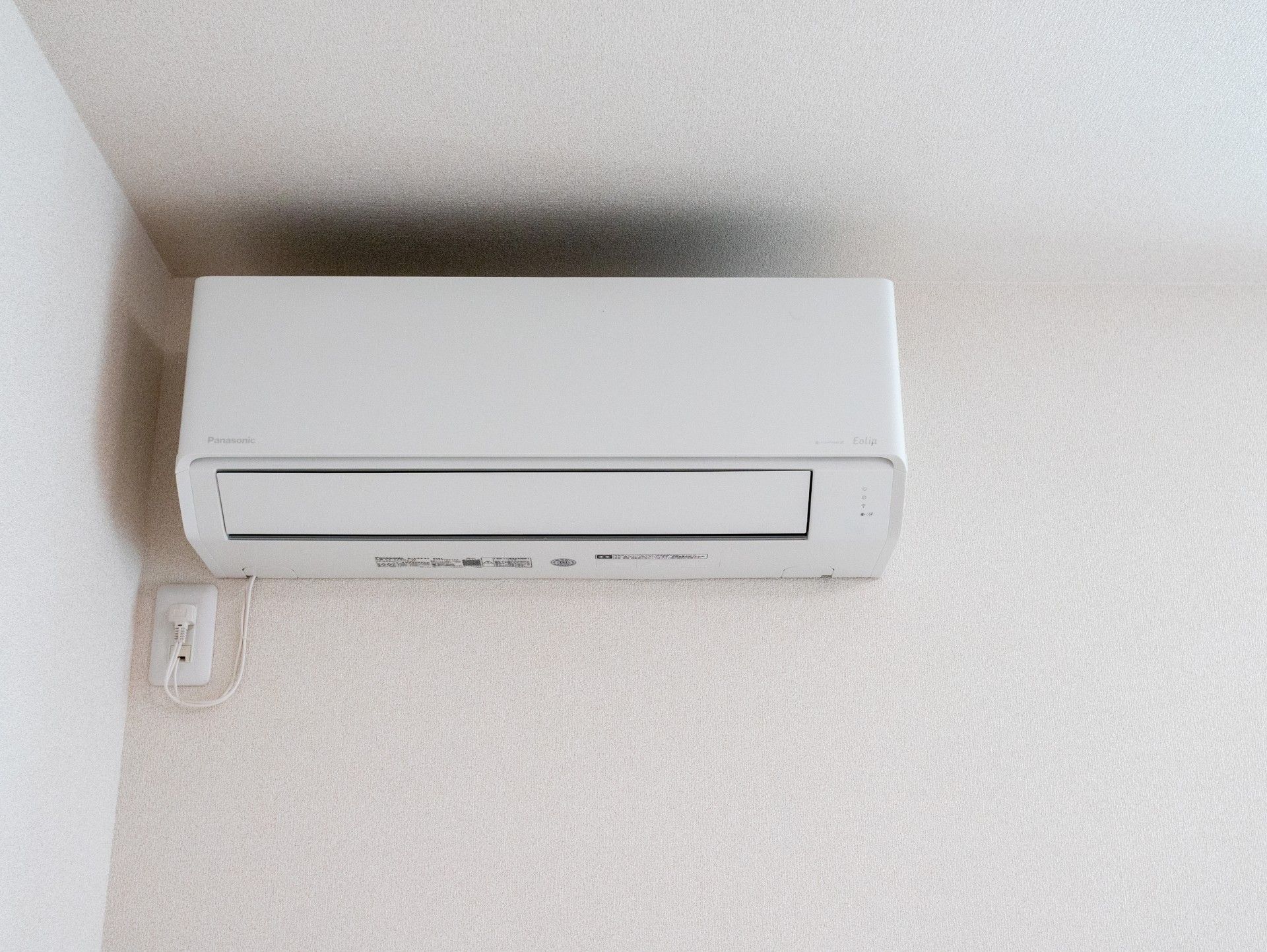 壁に設置された空調設備