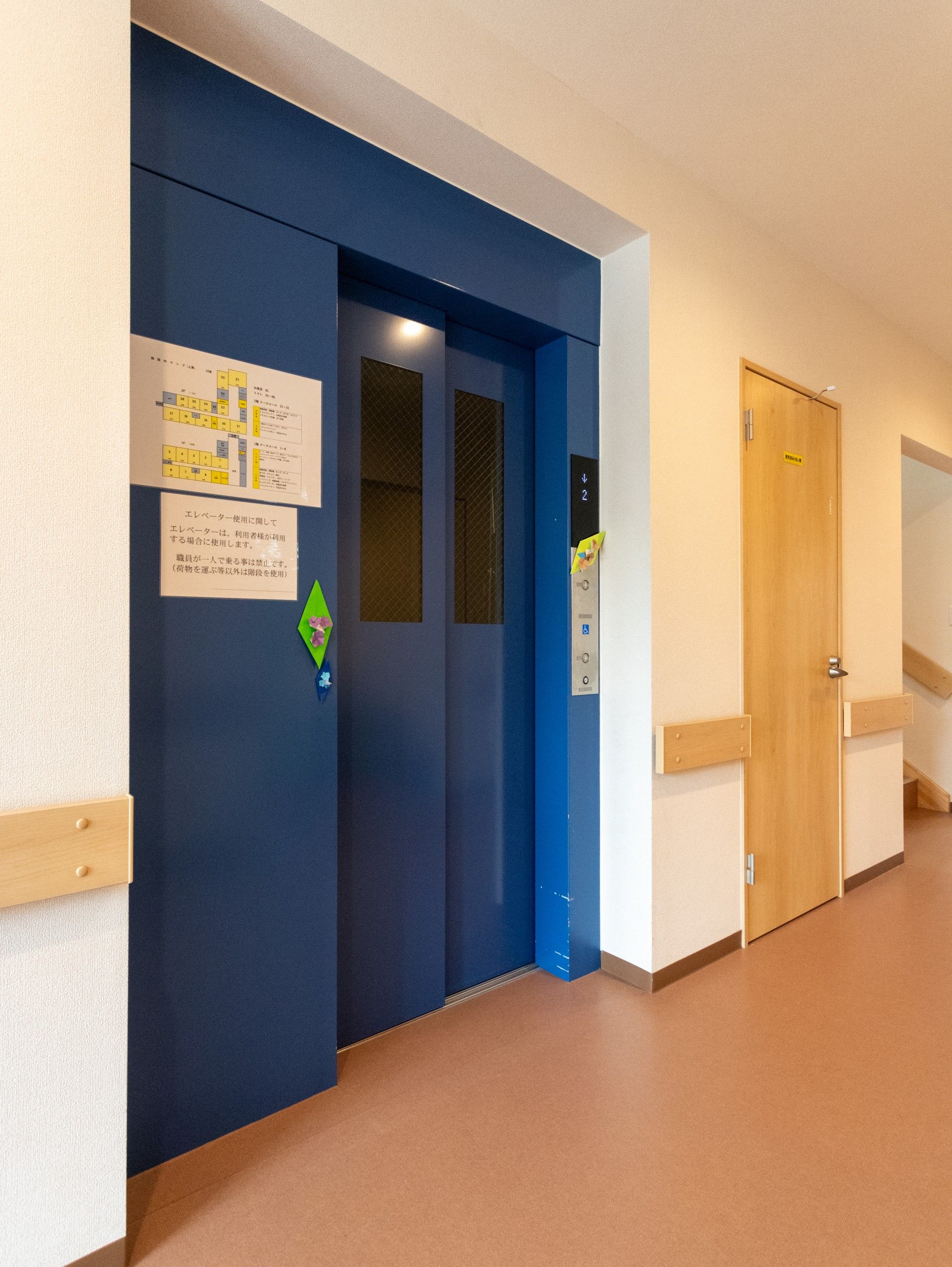 青い扉のエレベーター