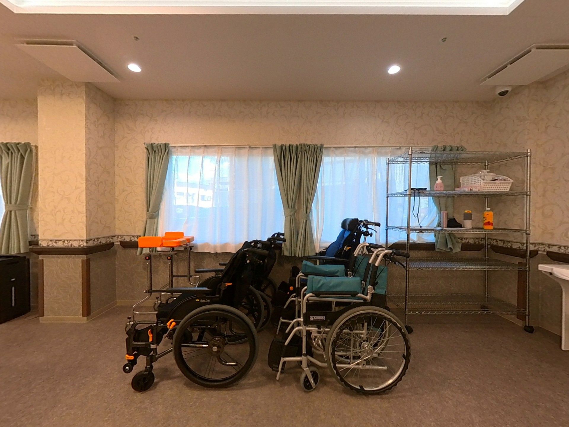車椅子と棚のある部屋