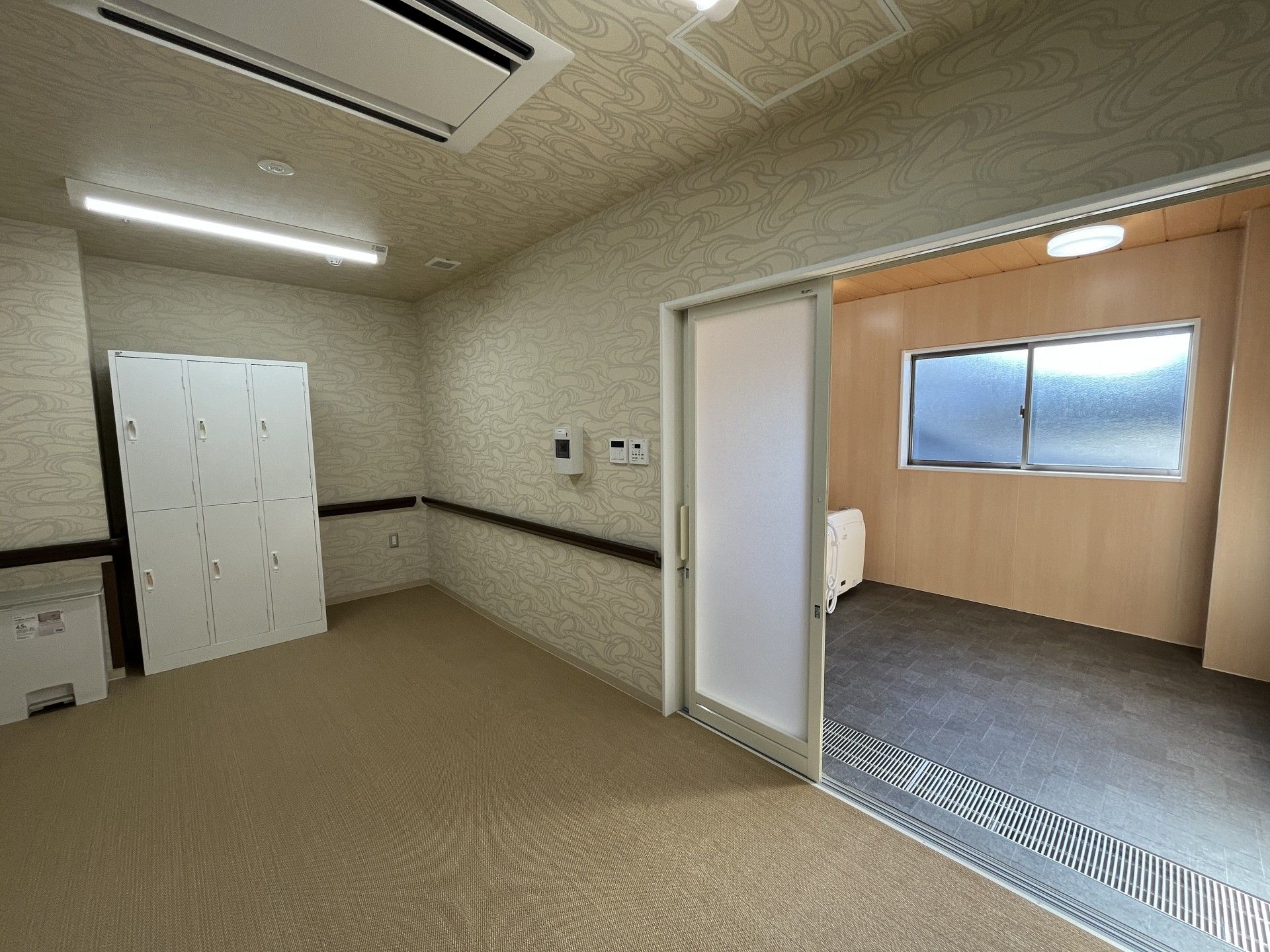 広い空間と設備の部屋