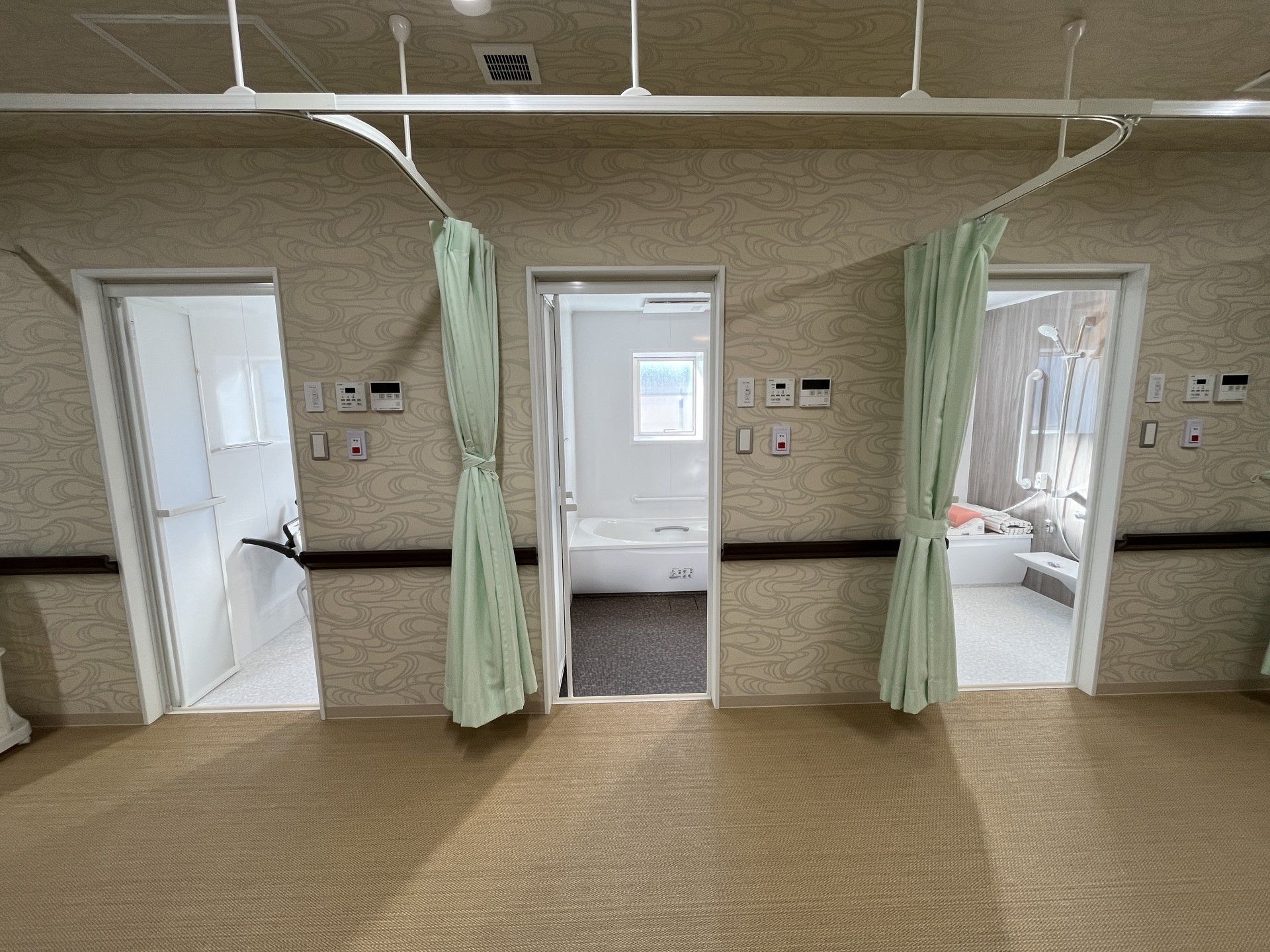 清潔な浴室の入り口