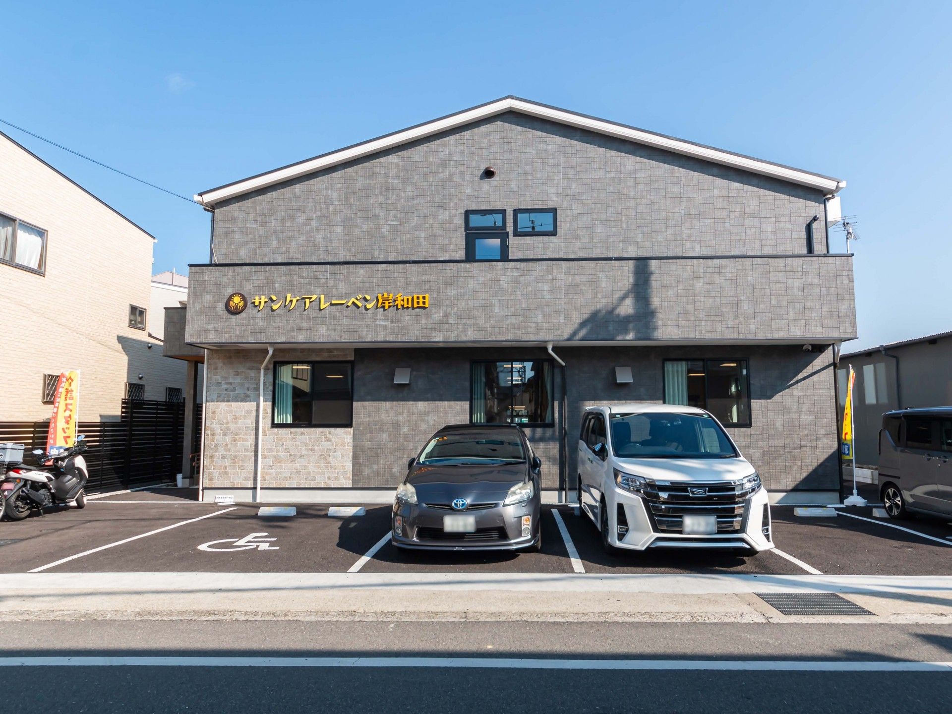 駐車場のある建物外観