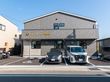 駐車場のある建物外観