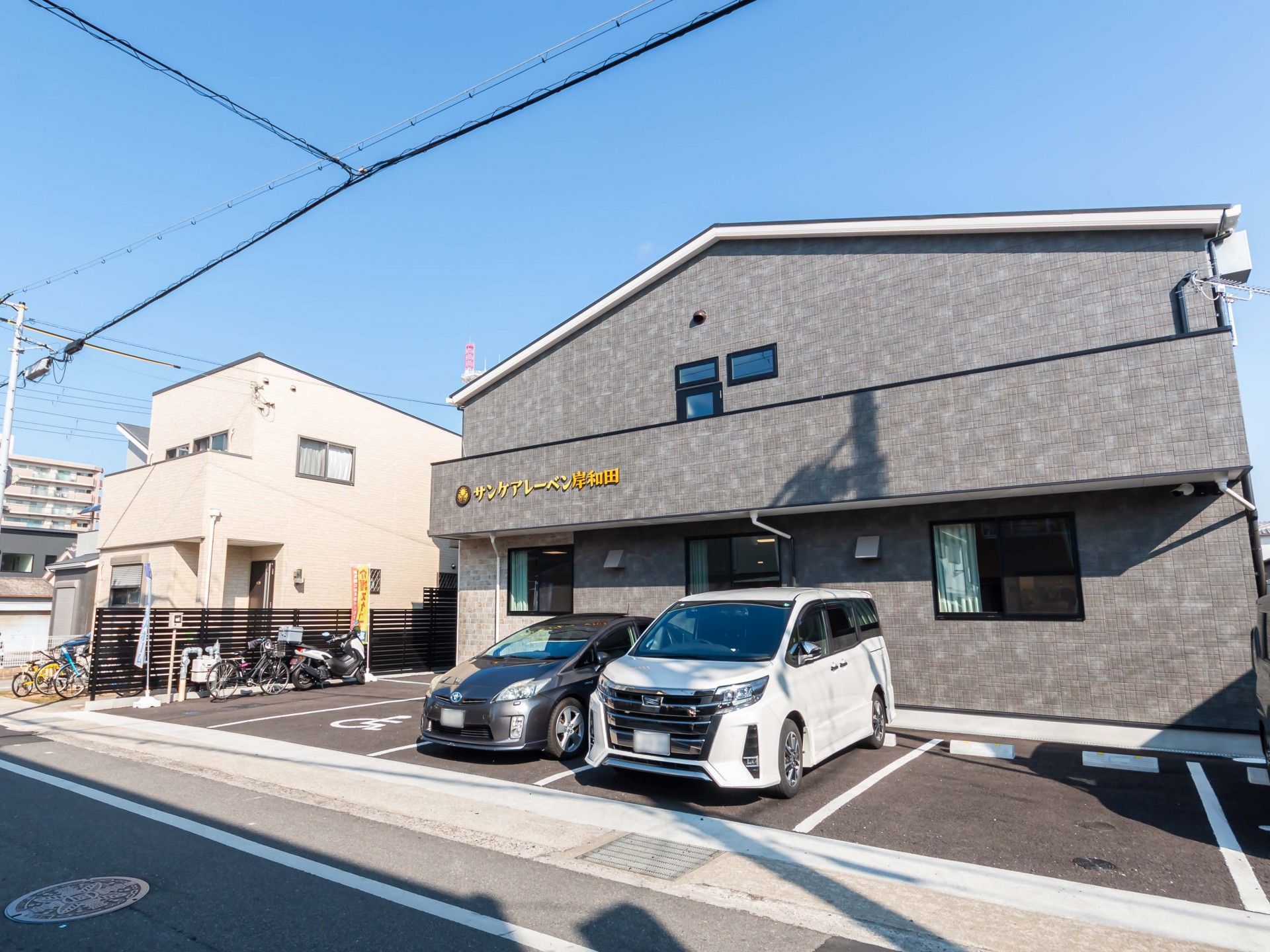 駐車場のある建物外観
