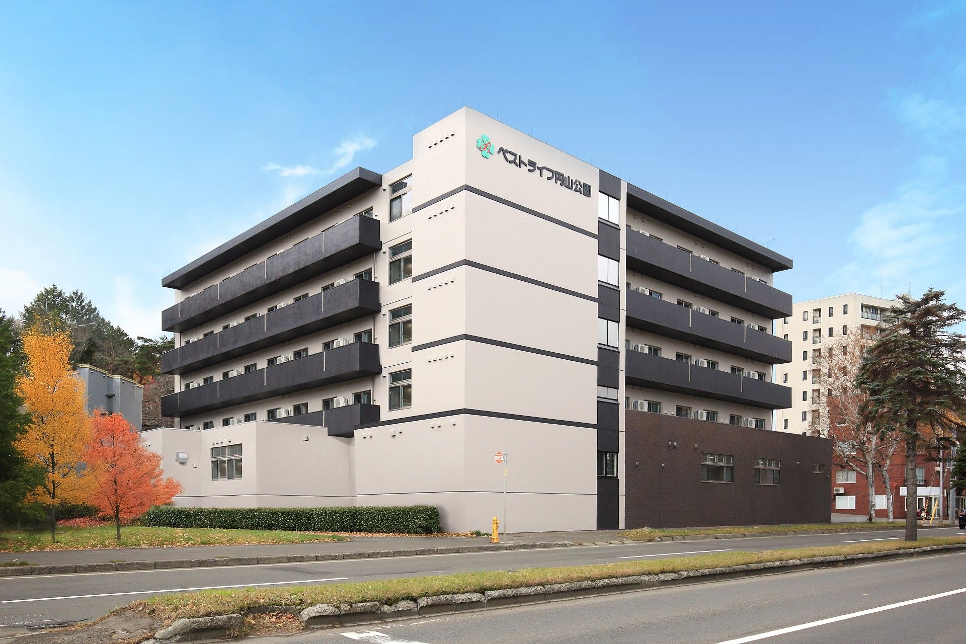 落ち着いた外観の建物