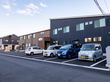 駐車場のある建物外観