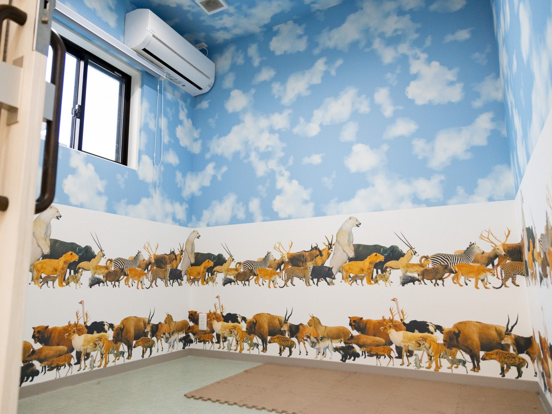 動物の壁紙がある部屋