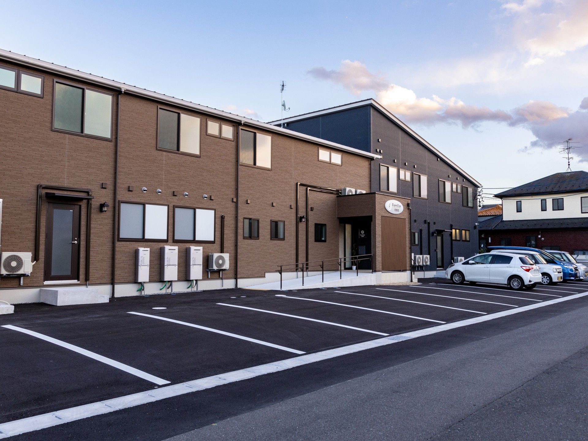 駐車場のある建物外観