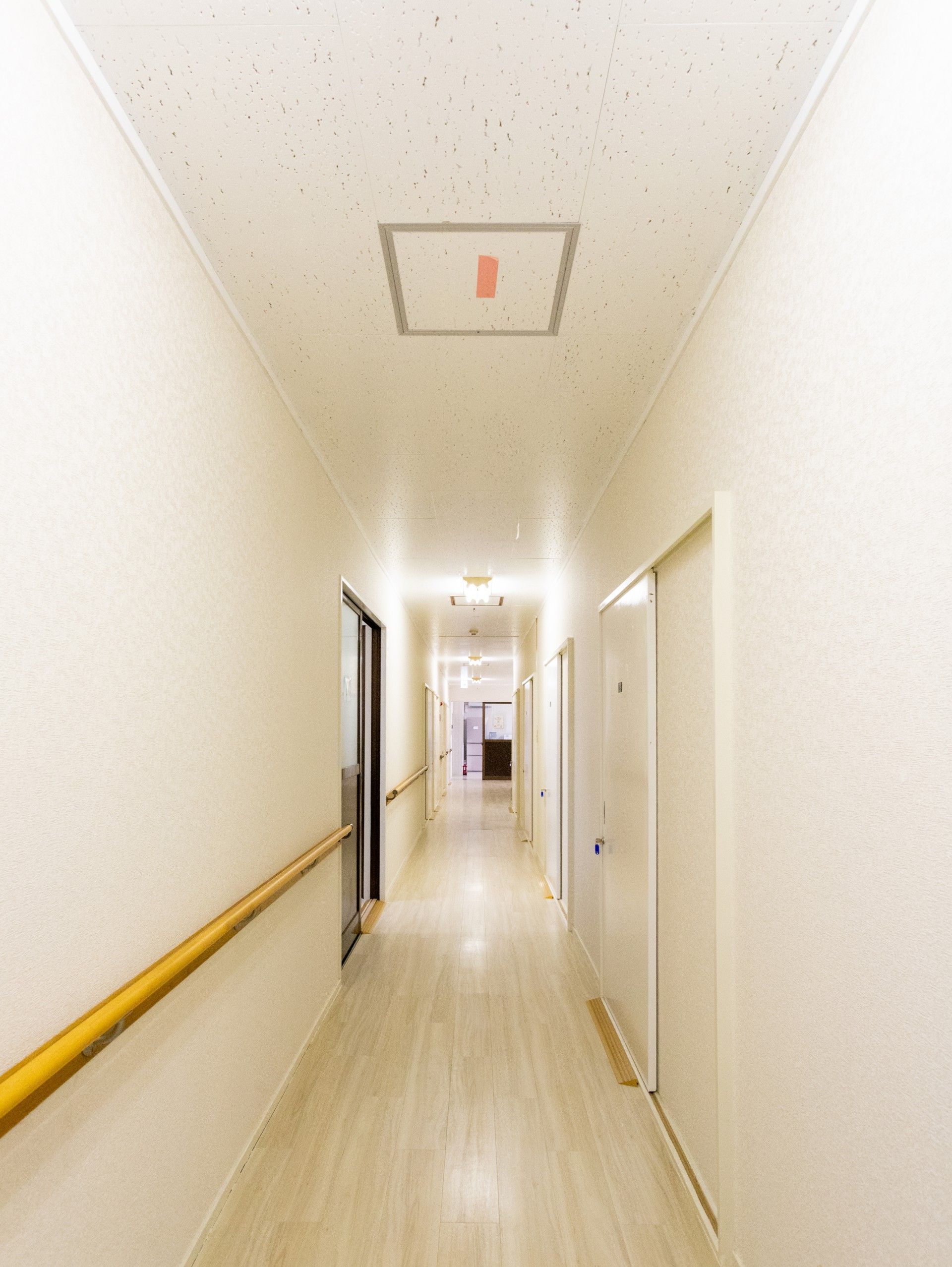 手すり付きの長い廊下
