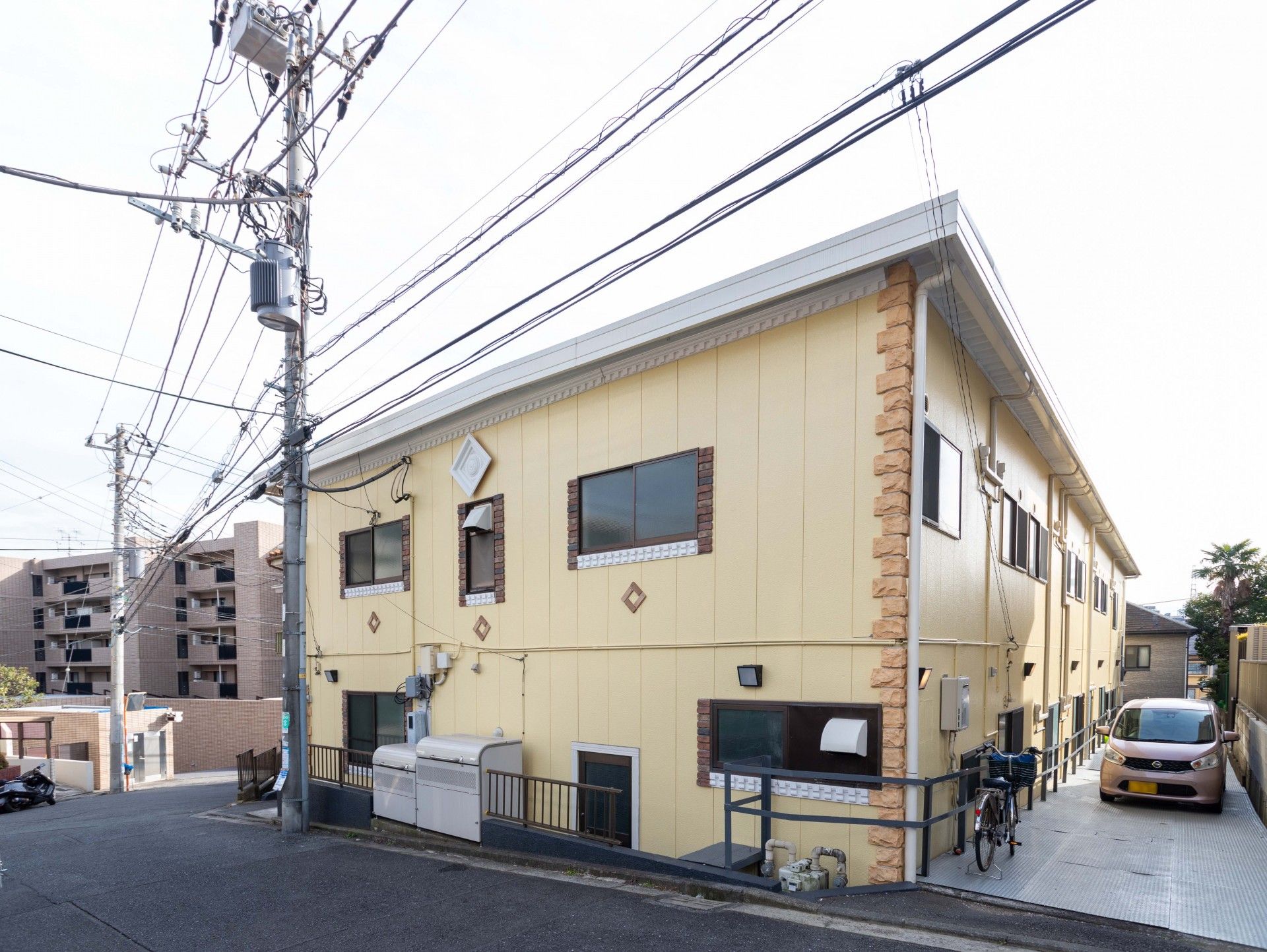 車いすに座っている男性と寄り添う介護スタッフ