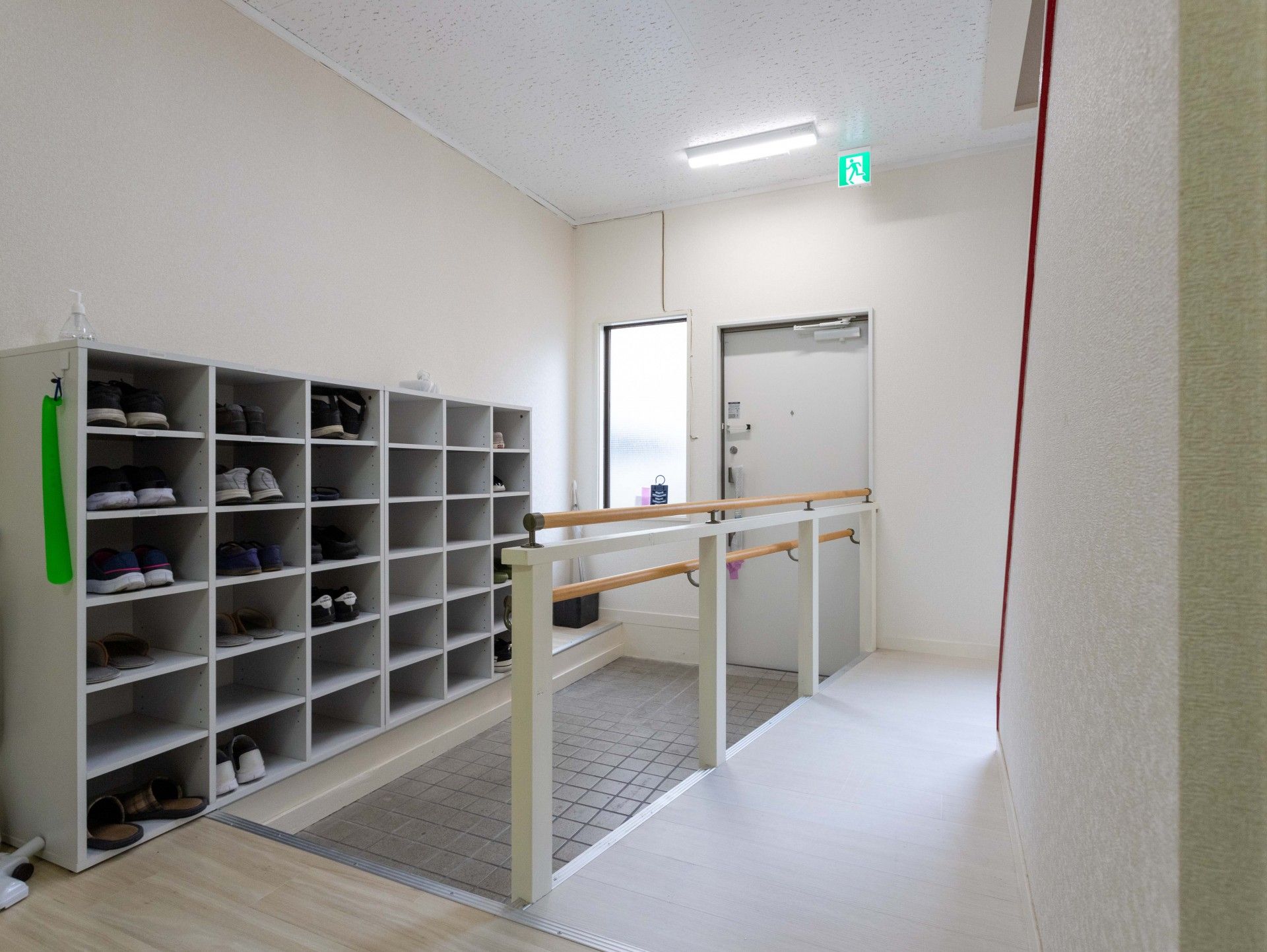靴箱と手すりのある玄関