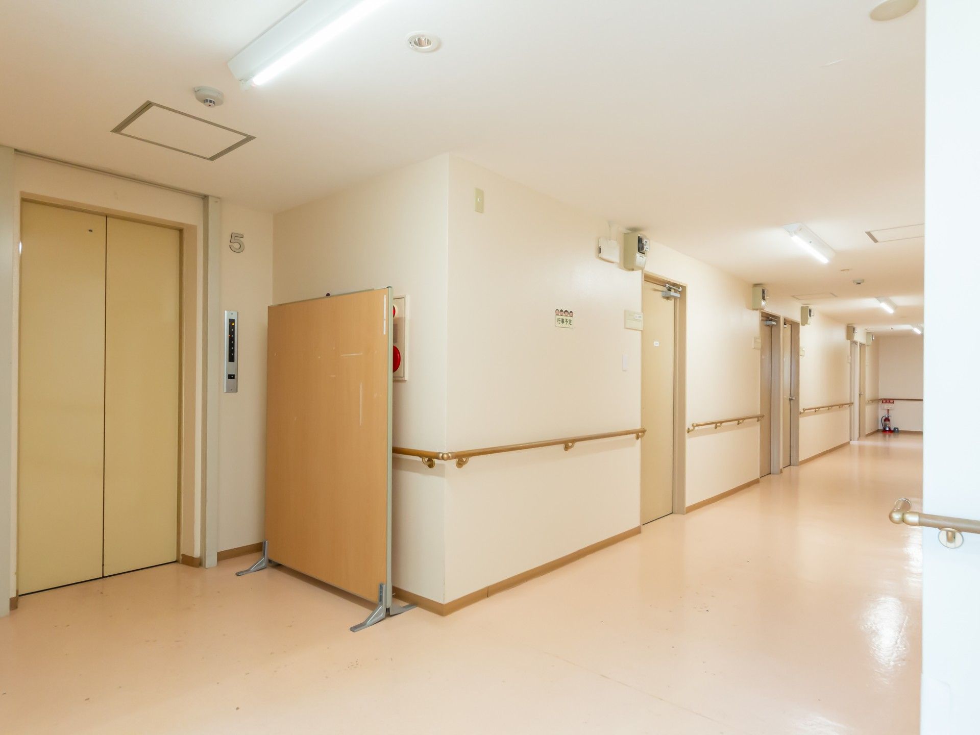 明るい廊下とエレベーター
