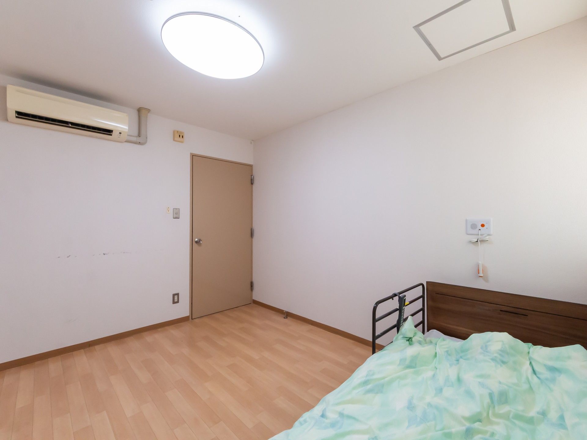 シンプルな個室の一角