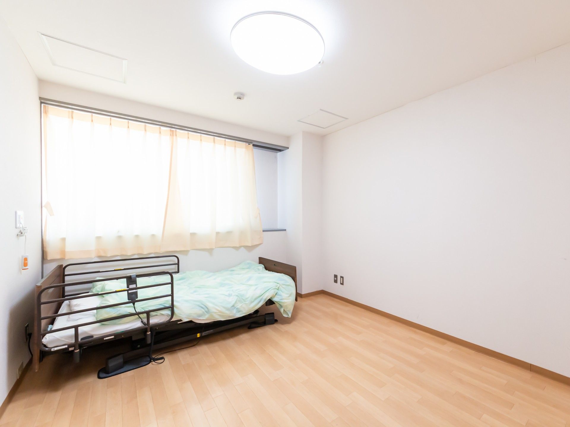 明るい個室のベッド