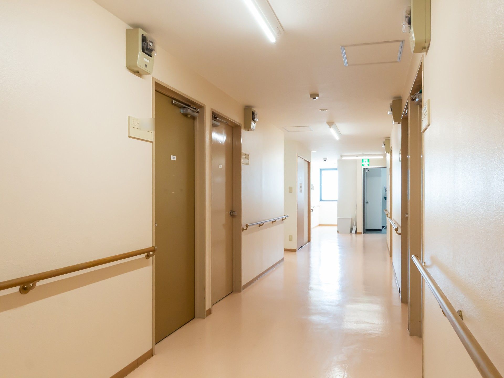 手すり付きの廊下