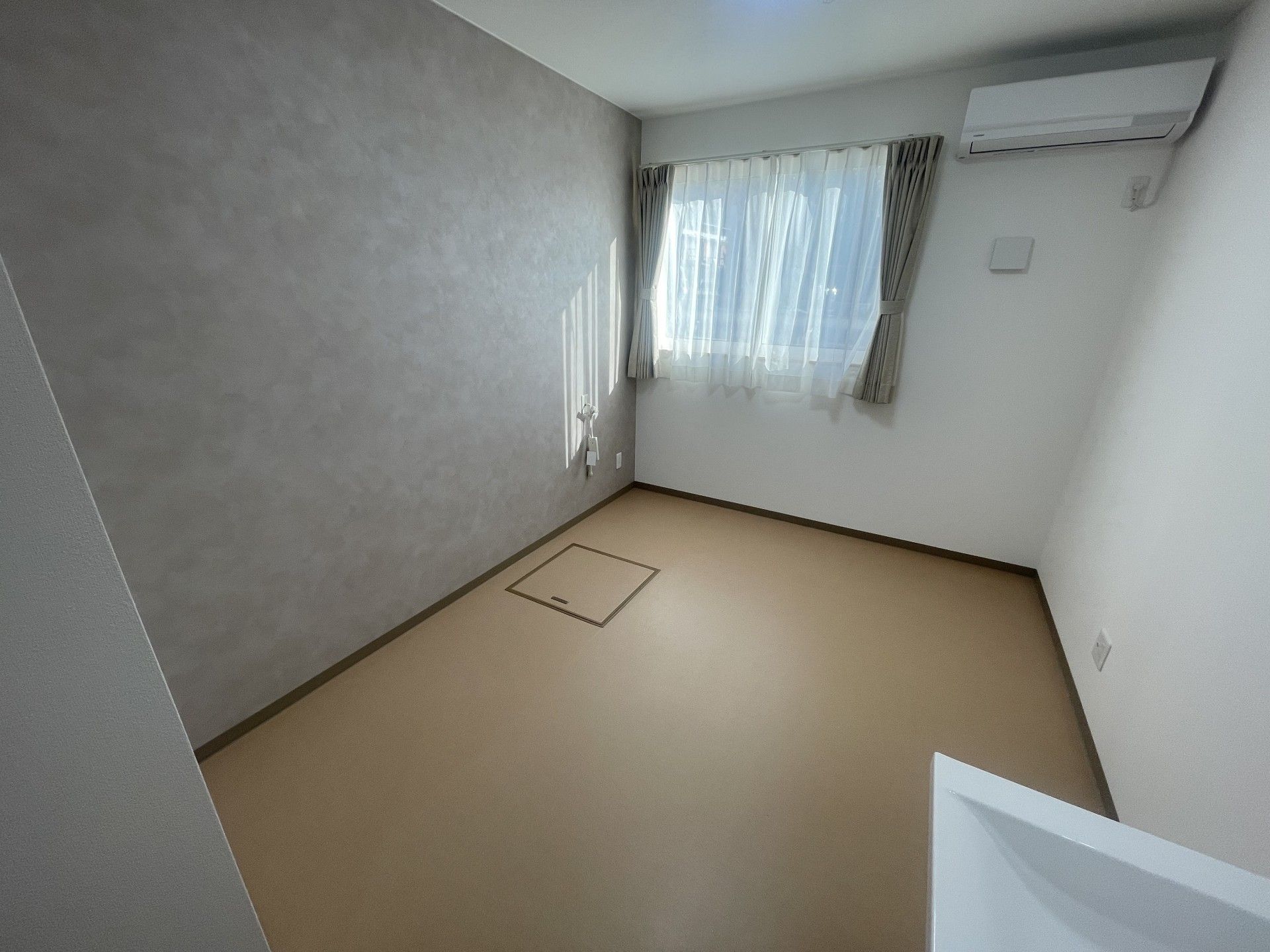 日差しが差し込む部屋
