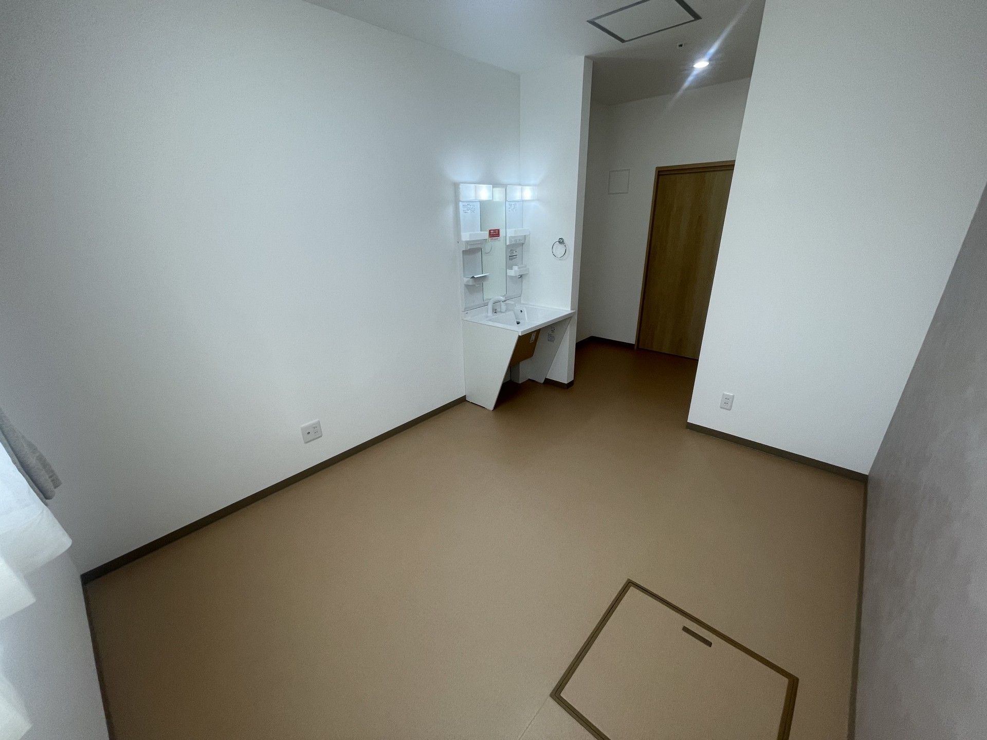 シンプルな個室の内装