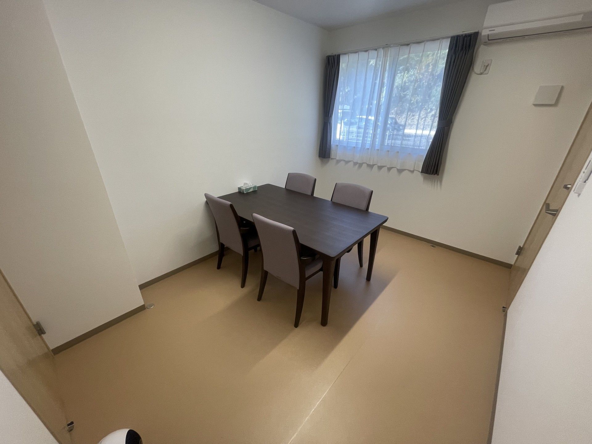 落ち着いた雰囲気の部屋