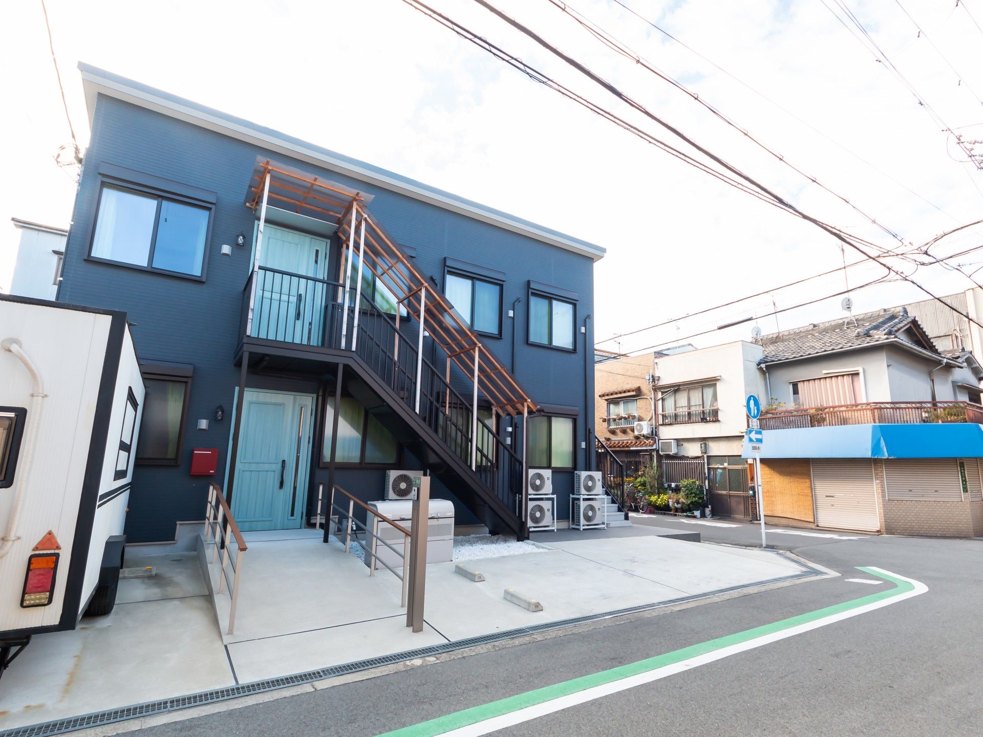 青い外壁の建物