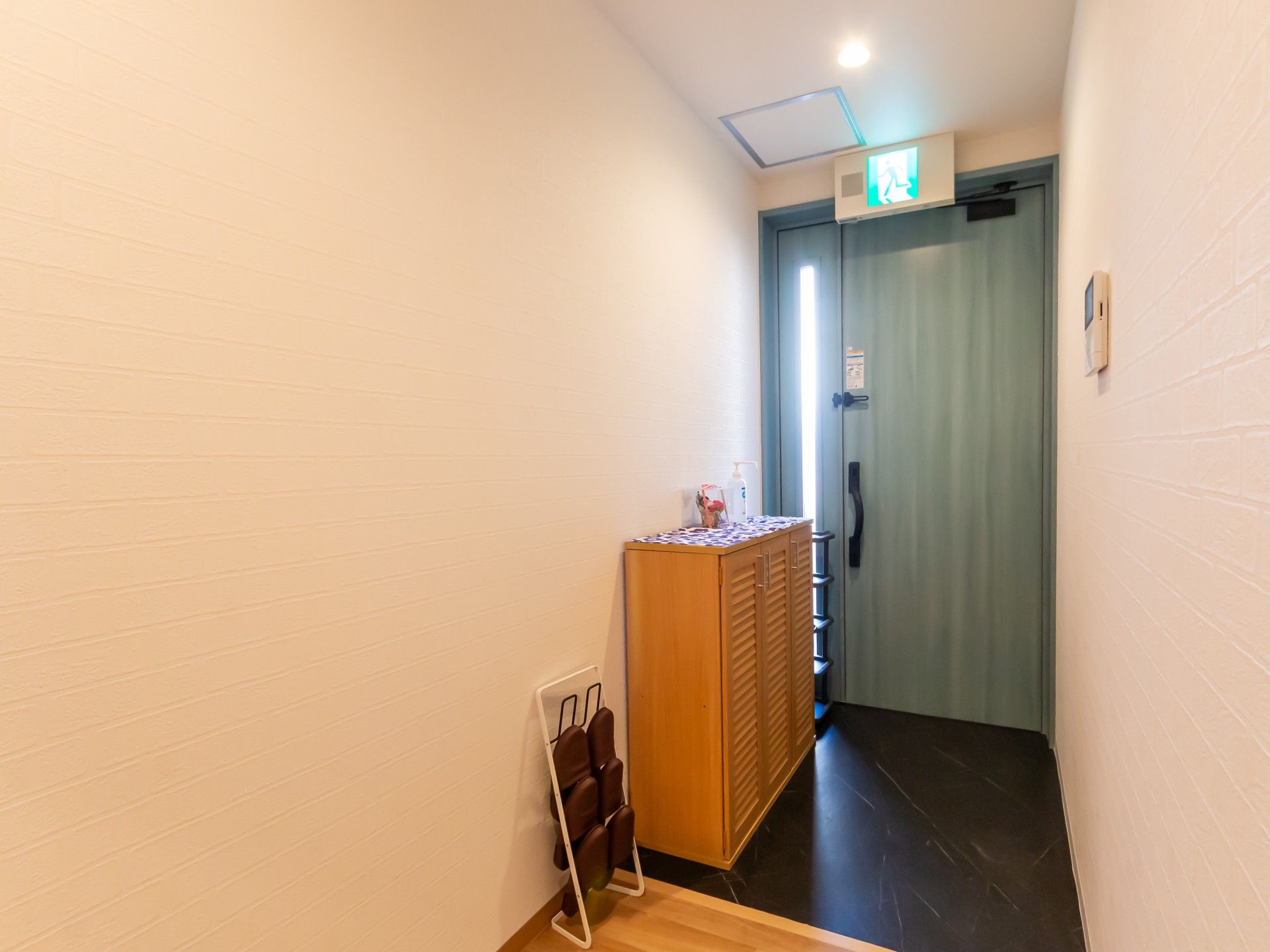 明るい廊下の出入口