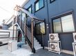外階段とエアコン室外機