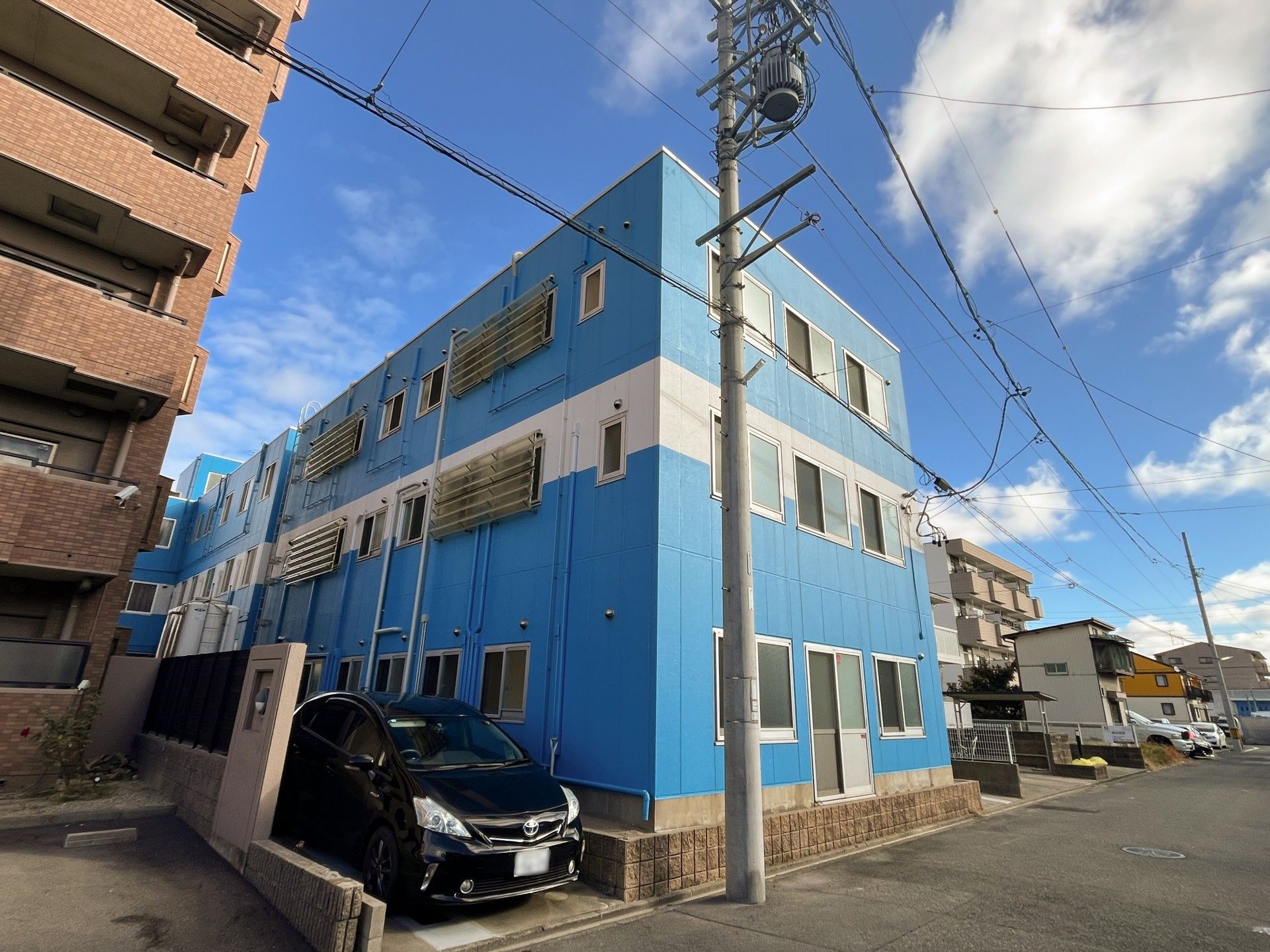 青い外壁の建物