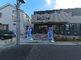 落ち着いた外観の建物入口