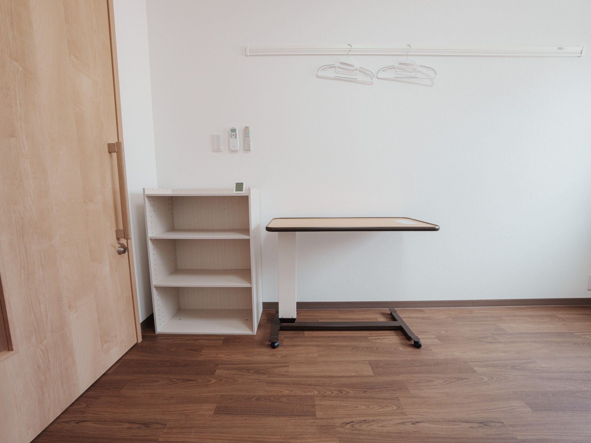 シンプルな部屋の一角