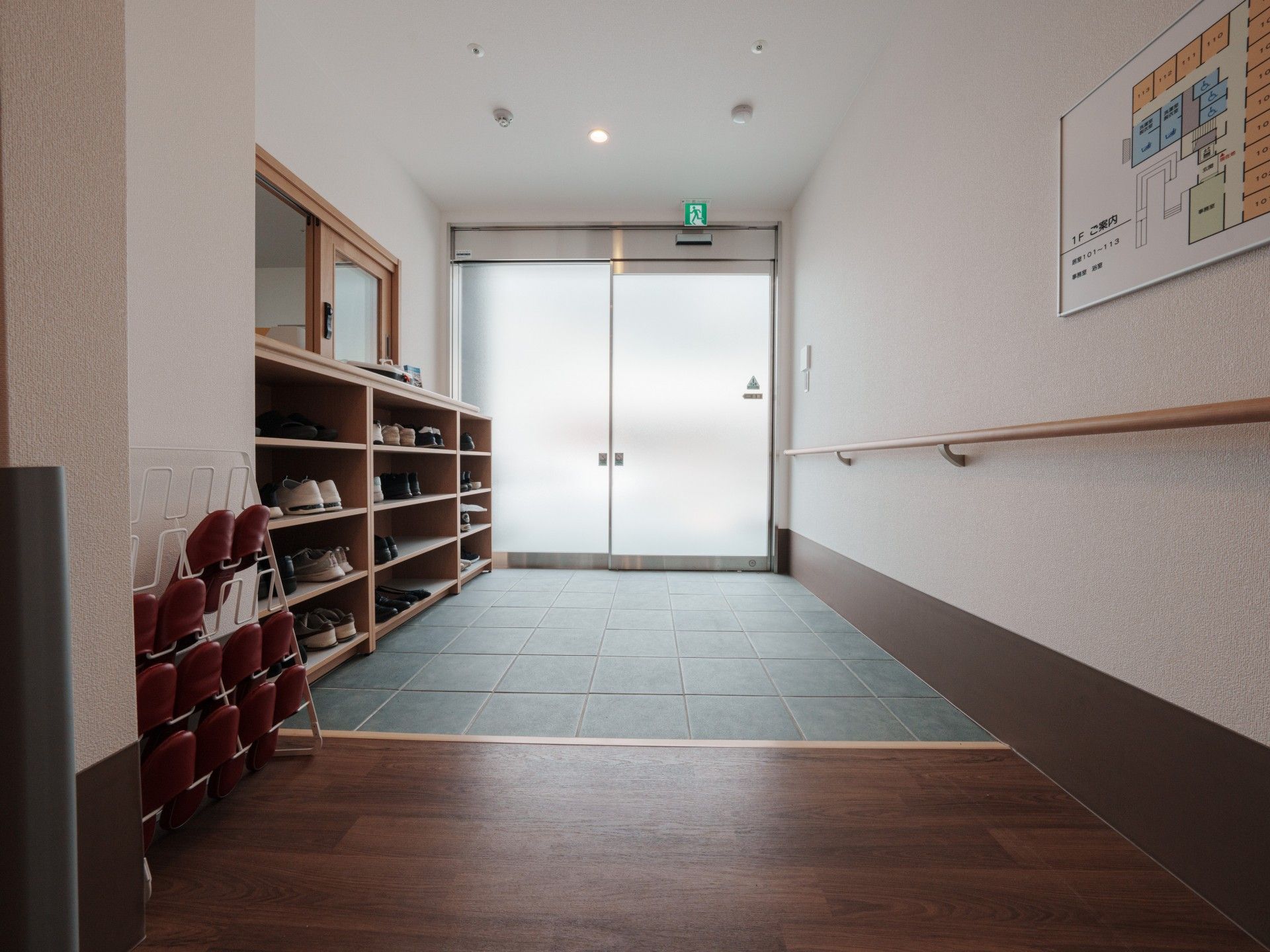 靴棚と出入口の廊下