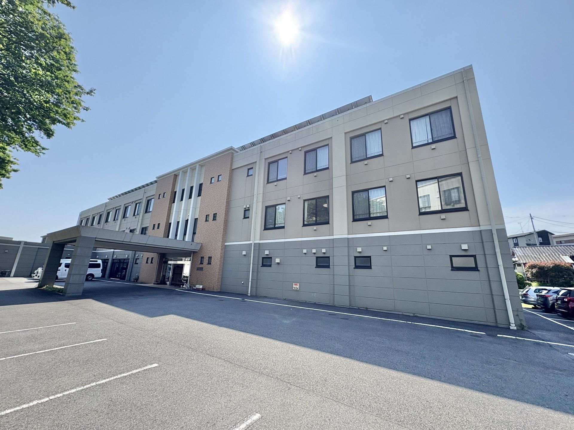 日差しが降り注ぐ建物外観