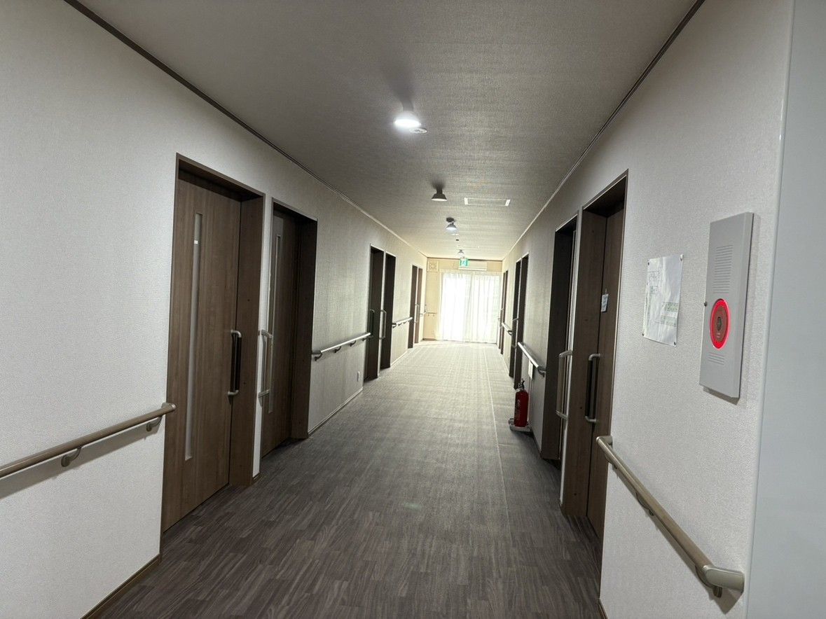 手すり付きの長い廊下